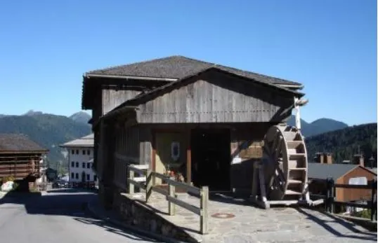 Centro etnografico "S Haus Van Der Zahre"