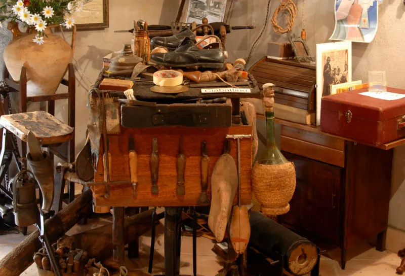 Museo degli antichi mestieri di strada su bicicletta e moto d’epoca