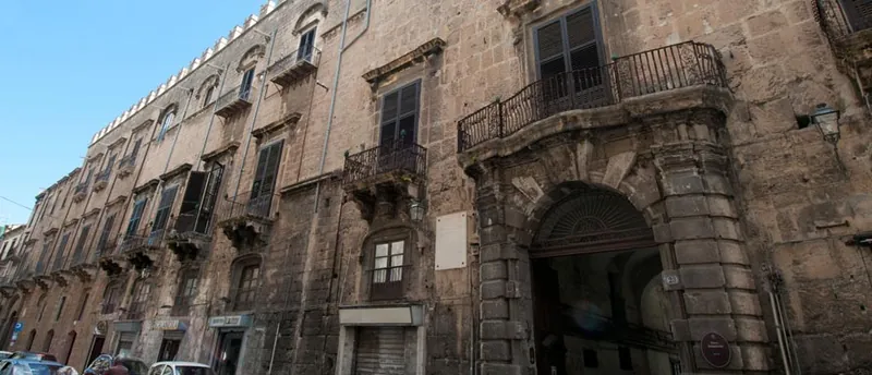 Palazzo Ajutamicristo