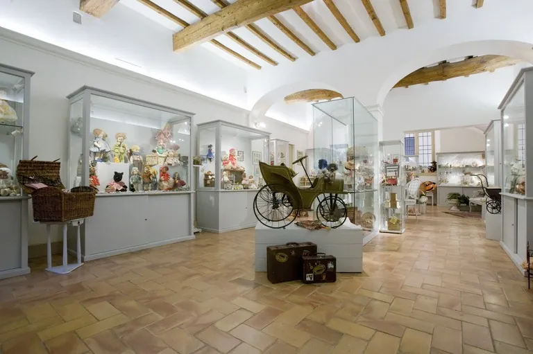 Piccolo museo di bambole e altri balocchi