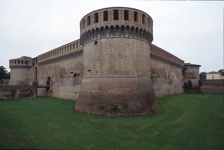 Rocca Sforzesca - Collezioni d'armi e di ceramiche