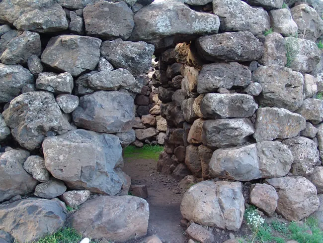 Villaggio nuragico-romano nuraghe Mannu e tomba di S'Ena E Thomes